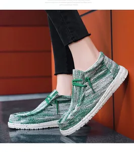 Zijaanzicht van groen gestreepte stoffen loafers met gespikkelde platformzolen