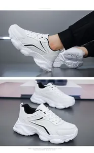 Détail de baskets dad blanches avec mesh respirant et semelle épaisse amortissante