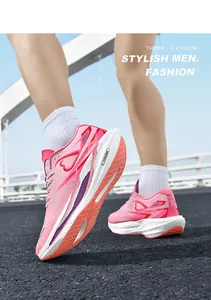 Dettaglio delle scarpe da corsa leggere rosa con accenti viola e spessa suola bianca