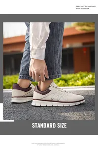 Dettaglio di scarpe casual beige con colletto rosso vino e suola in gomma bianca dentata