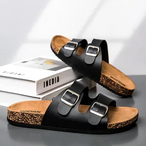 Detail van zwarte sandalen met dubbele gesp, kurken voetbed en antislipzool voor buiten