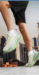 Dynamische opname van lichte hardloopschoenen met dempende golvende groene zool