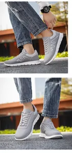 Dettaglio macro di sneaker in mesh grigio scuro con spesse suole bianche morbide e ammortizzate