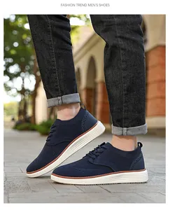 Outdoor-Aufnahme von atmungsaktiven Herren-Sneakern in Marineblau mit weißer Sohle