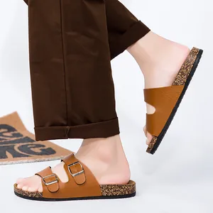 Detailopname van bruine synthetisch leren kurken sandalen met verstelbare dubbele gespen