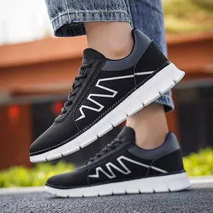 Scarpe sportive da uomo traspiranti in bianco e nero con spessa suola in gomma