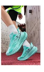 Buitenfoto van mintgroene hardloopschoenen met dikke golfvormige schokabsorberende zolen