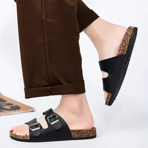 Detail van verstelbare bandjes en ergonomisch kurken voetbed op zwarte sandalen