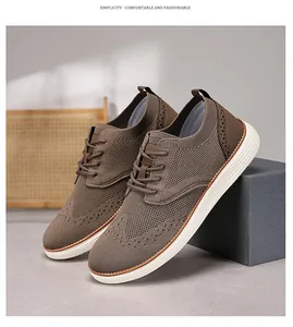 Detail von braunem Strick-Schnürschuh für Herren mit weißer Gummisohle und Mesh