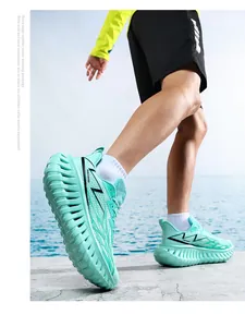 Detailopname van mintgroene hardloopschoenen met ademend mesh en dempende zolen