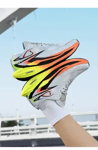 Dettaglio delle scarpe da corsa leggere con piastra in carbonio e rete traspirante grigio