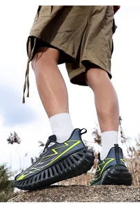 Macro-opname van hardloopschoenen met bliksemstrepen en dikke gedempte profielzool