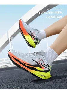 Dettaglio scarpe da corsa in mesh grigio con intersuola dal design sfumato e vivace