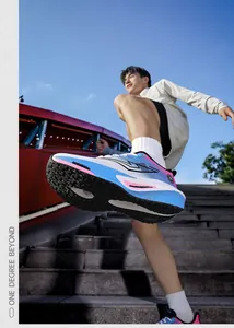 Dynamisch zicht op lichte hardloopschoenen met grip en blauw-roze mesh-materiaal