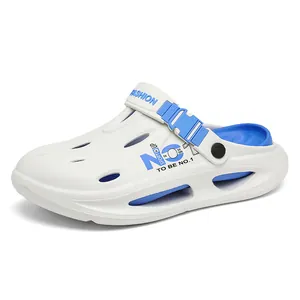 Zuecos deportivos de verano blancos y azules con agujeros transpirables y print