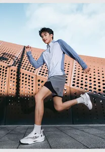 Dynamisch laag camerastandpunt van een loper met lichte carbonplaat hardloopschoenen