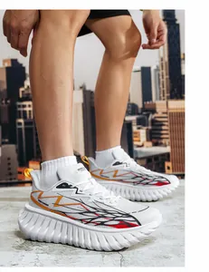 Aanzicht van witte hardloopschoenen met oranje bliksems en dikke golvende zolen