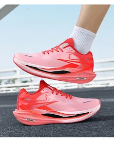 Dettaglio di scarpe da corsa leggere con piastra in carbonio, mesh traspirante e suola ammortizzata