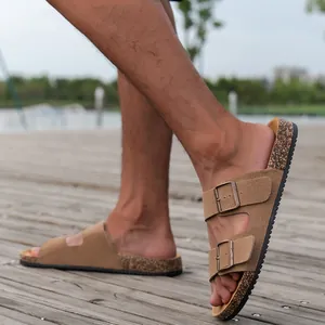 Detailopname van klassieke kurken sandalen met verstelbare gespen op een houten dek