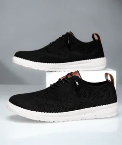 Nahaufnahme der schwarzen Strickoberfläche und der gesprenkelten Sohle der Herren Freizeitschuhe