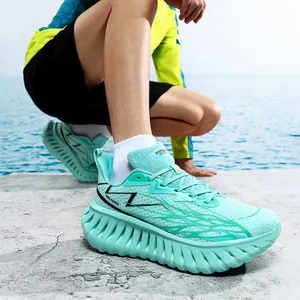 Muntgroene hardloopschoenen met dikke demping en mesh op een pad aan de kust