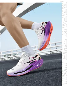 Azione di scarpe da corsa in mesh bianco con suola ammortizzante in carbonio e sfumatura