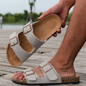 Detailopname van kurken sandalen met dubbele bandjes, metalen gespen en suède afwerking