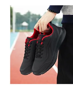 Detail van lichte zwarte leren hardloopschoenen voor heren met rode voering en schokdemper