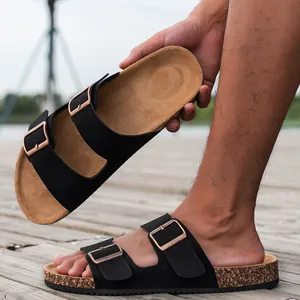 Detail van kurken voetzool sandalen met zwarte suède bandjes en bronzen gespen