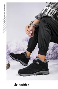 Détail de bottes d'extérieur d'hiver avec doublure polaire épaisse et fermeture velcro