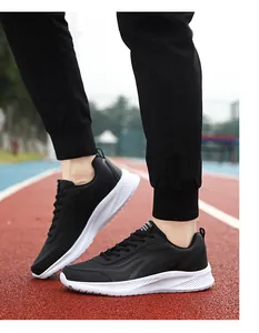 Zijaanzicht van zwarte waterdichte hardloopschoenen voor heren op een sportbaan