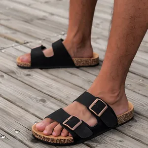 Buitenfoto van klassieke zwarte kurken sandalen met dubbele banden en bronzen gespen