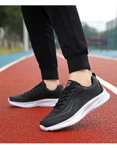 Detailopname van waterdichte zwarte heren hardloopschoenen op een rode atletiekbaan