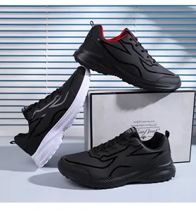 Dettaglio macro di scarpe da corsa in pelle impermeabile in nero, rosso e bianco