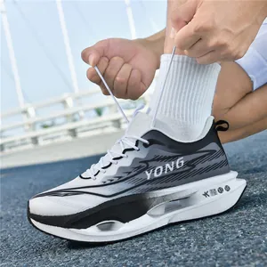 Lightweight breathable carbon plate running shoes in gradient black white and gray