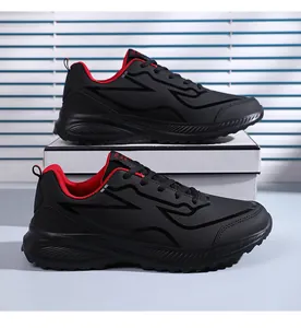 Dettaglio della suola antiscivolo e della fodera rossa delle scarpe da corsa in pelle nera