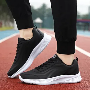 Waterdichte zwart-witte heren hardloopschoenen op buitenbaan met dikke rubberen zool