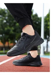 Dettaglio scarpe da corsa nere leggere con strisce riflettenti e suola ammortizzata