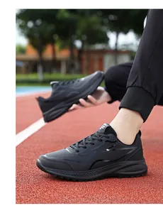 Dettaglio di scarpe da corsa in pelle nera da uomo con suola spessa antiscivolo esterna