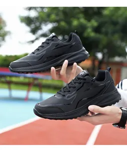 Dettaglio scarpe sportive in pelle nera con suola ammortizzata e antiscivolo da uomo