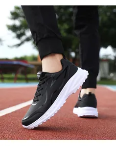 Foto all'aperto di sneakers da uomo in pelle con tomaia nera e spessa suola bianca