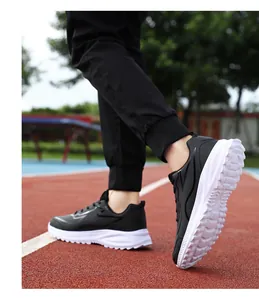 Dettaglio scarpe da corsa in pelle nera su pista con suole antiscivolo resistenti