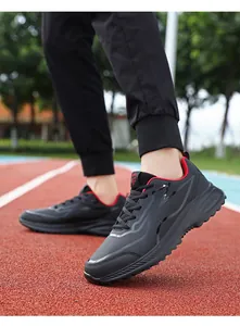 Dettaglio scarpa da corsa in pelle nera con fodera rossa e suola in EVA antiscivolo