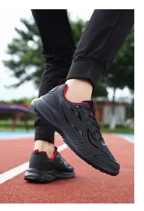 Vista macro di scarpe da corsa nere e rosse su una pista di atletica professionale