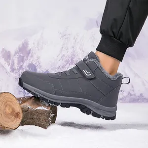 Bottes de neige d'hiver gris foncé avec doublure en fourrure et semelle en caoutchouc