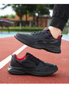 Dettaglio scarpe da corsa in pelle nera da uomo con interno rosso e suola antiscivolo