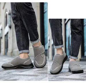 Dettaglio scarpa da camminata grigia a pianta larga con velcro e tessuto traspirante