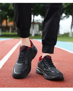 Dettaglio delle scarpe da skate leggere in pelle nera e rossa su pista da corsa