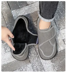 Dettaglio macro della scarpa in velluto a coste grigio con chiusura a strappo e fodera calda