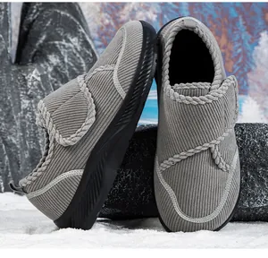 Dettaglio di scarpe in velluto a coste grigie per piedi gonfi con cinturino in velcro